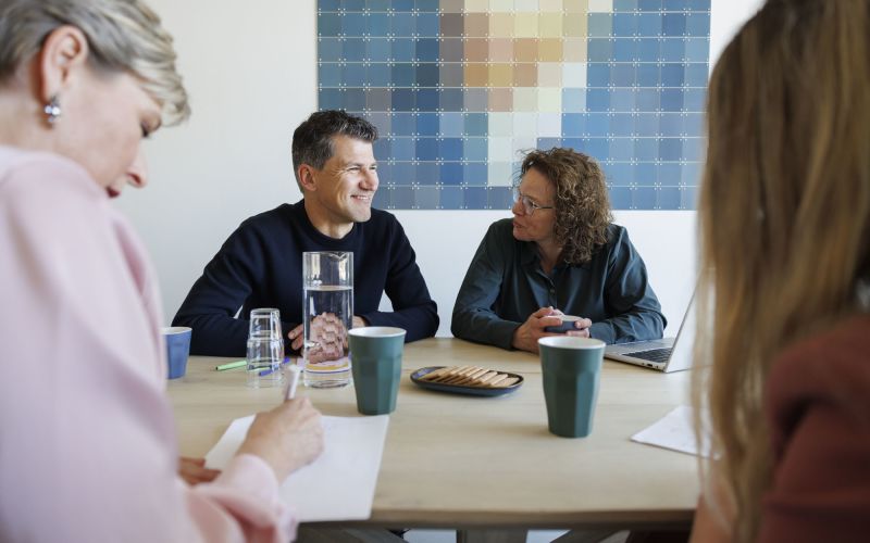 4 collega's in gezellig overleg