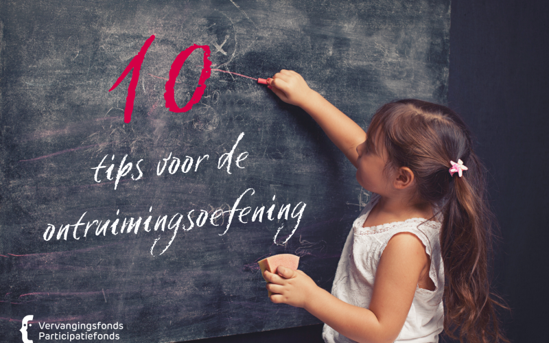 meisje schrijft op een zwart schoolbord de tekst: 10 tips voor de ontruimingsoefening