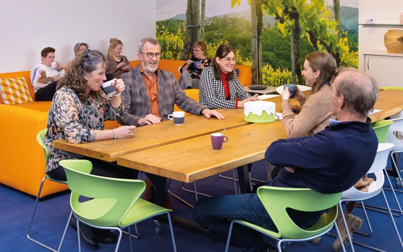 Leerkrachten met schoolleider aan de lunchtafel