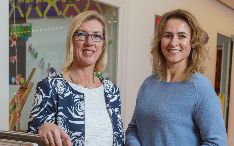 directeuren Mariëlle Vercammen (L) van OBS Villa Vlinderhof en Sjanet Bijmolt (R) van Stichting Bravoo