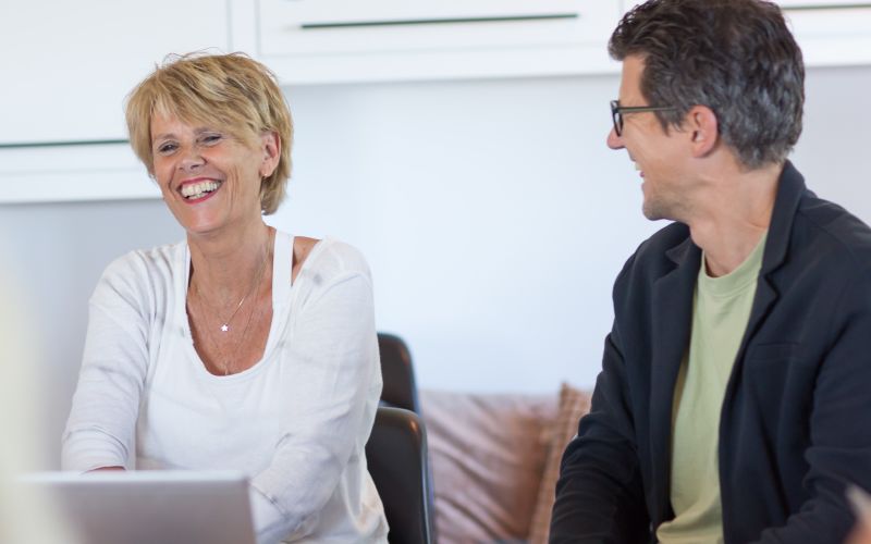 Een man en vrouw die met elkaar een goed en prettig gesprek voeren