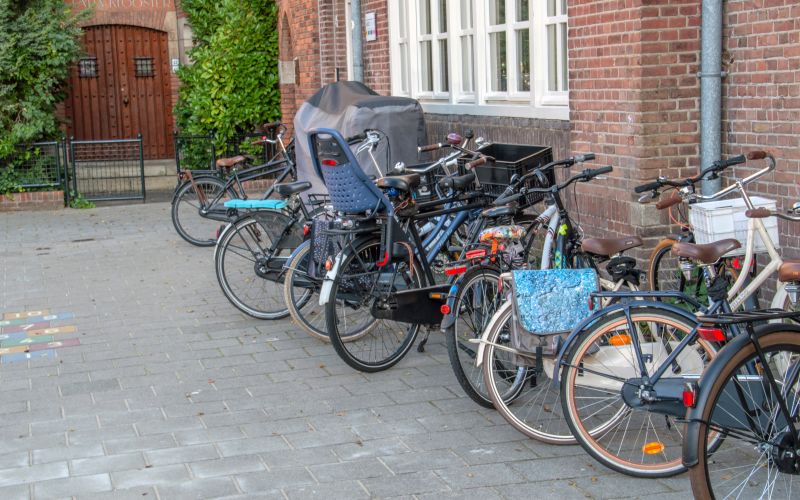 fietsen voor schoolgebouw