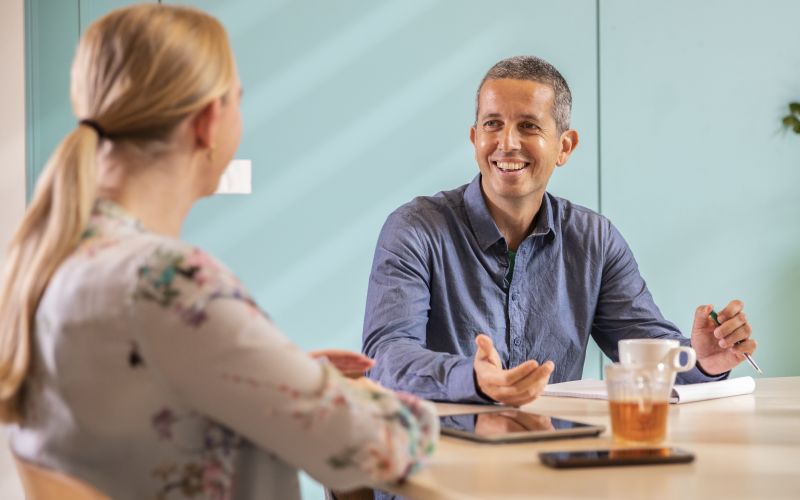 Twee medewerkers op school in dialoog