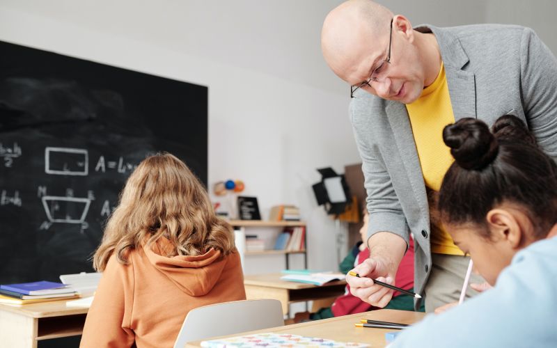 Man geeft les aan kinderen in de klas