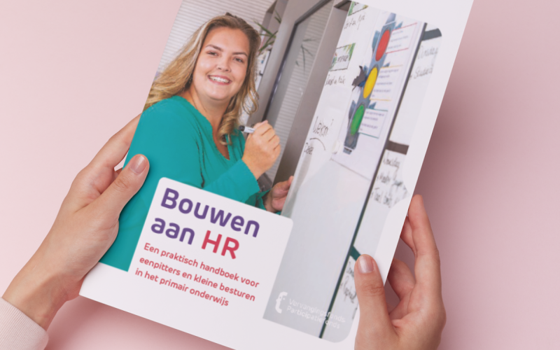 Cover handboek Bouwen aan HR: een praktisch handboek voor eenpitters en kleine besturen in het primair onderwijs, met lachende leerkracht bij schoolbord
