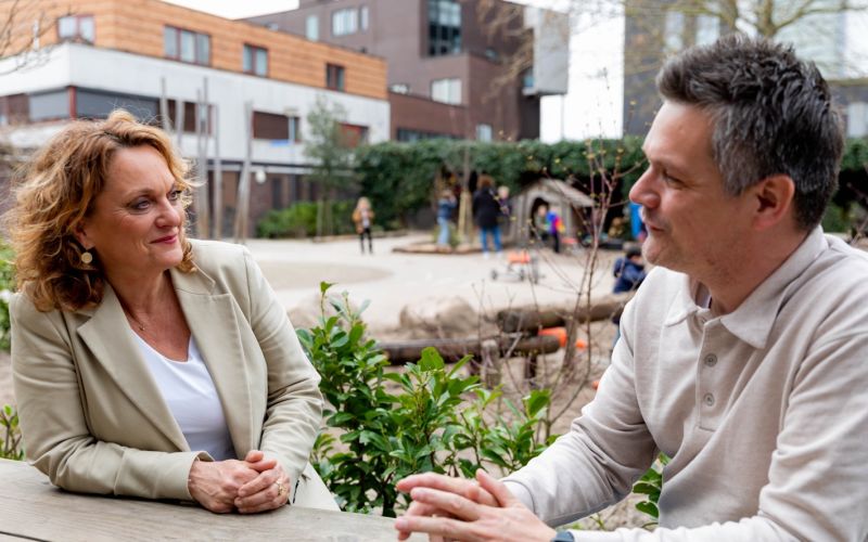 Een oplossing voor het lerarentekort Griennette en Patrick hierover met elkaar buiten op het schoolplein