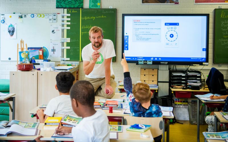 Portret meester Mark van Zoest voor de klas