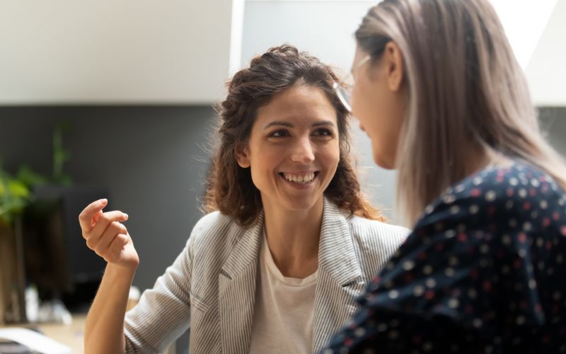 Portret van twee mensen in gesprek met elkaar