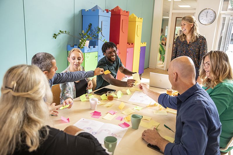 Schoolteam werkt aan het maken van een SPP