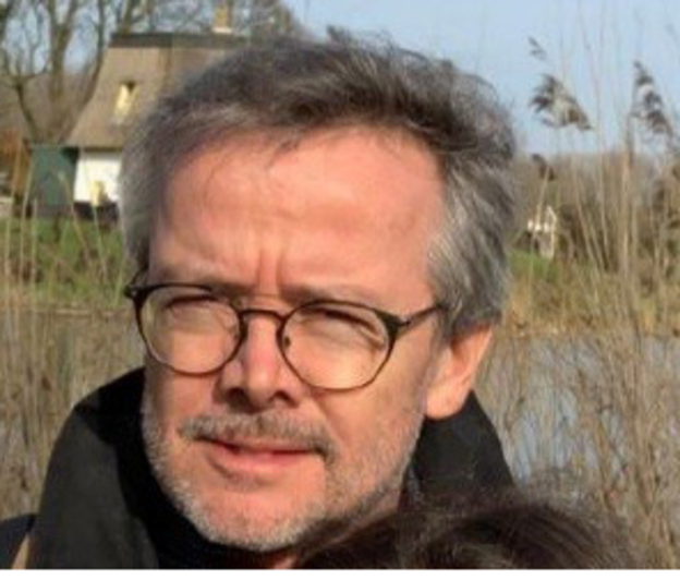 portretfoto Gerd, buiten in de natuur bij water en riet