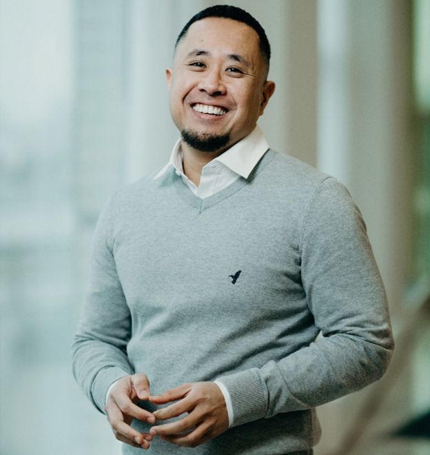 Elmon kijkt vrolijk lachend in de camera