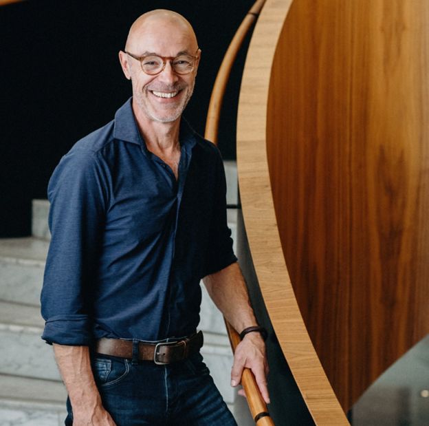 portretfoto van man bij trap