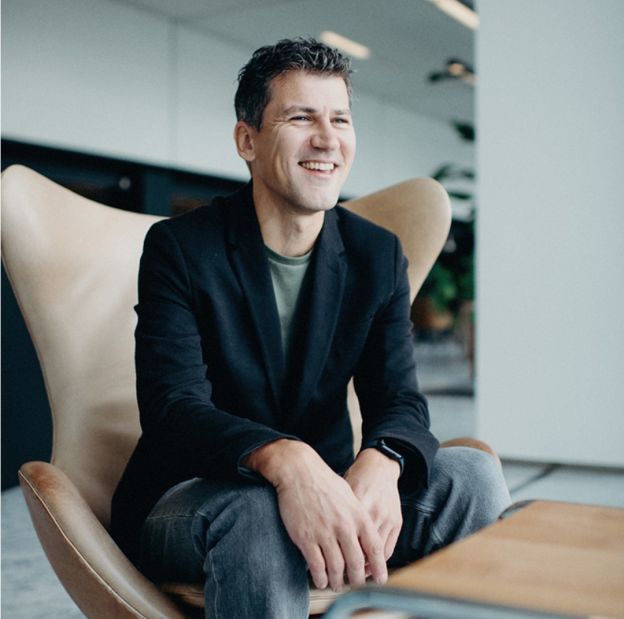 portretfoto van man in mooie stoel