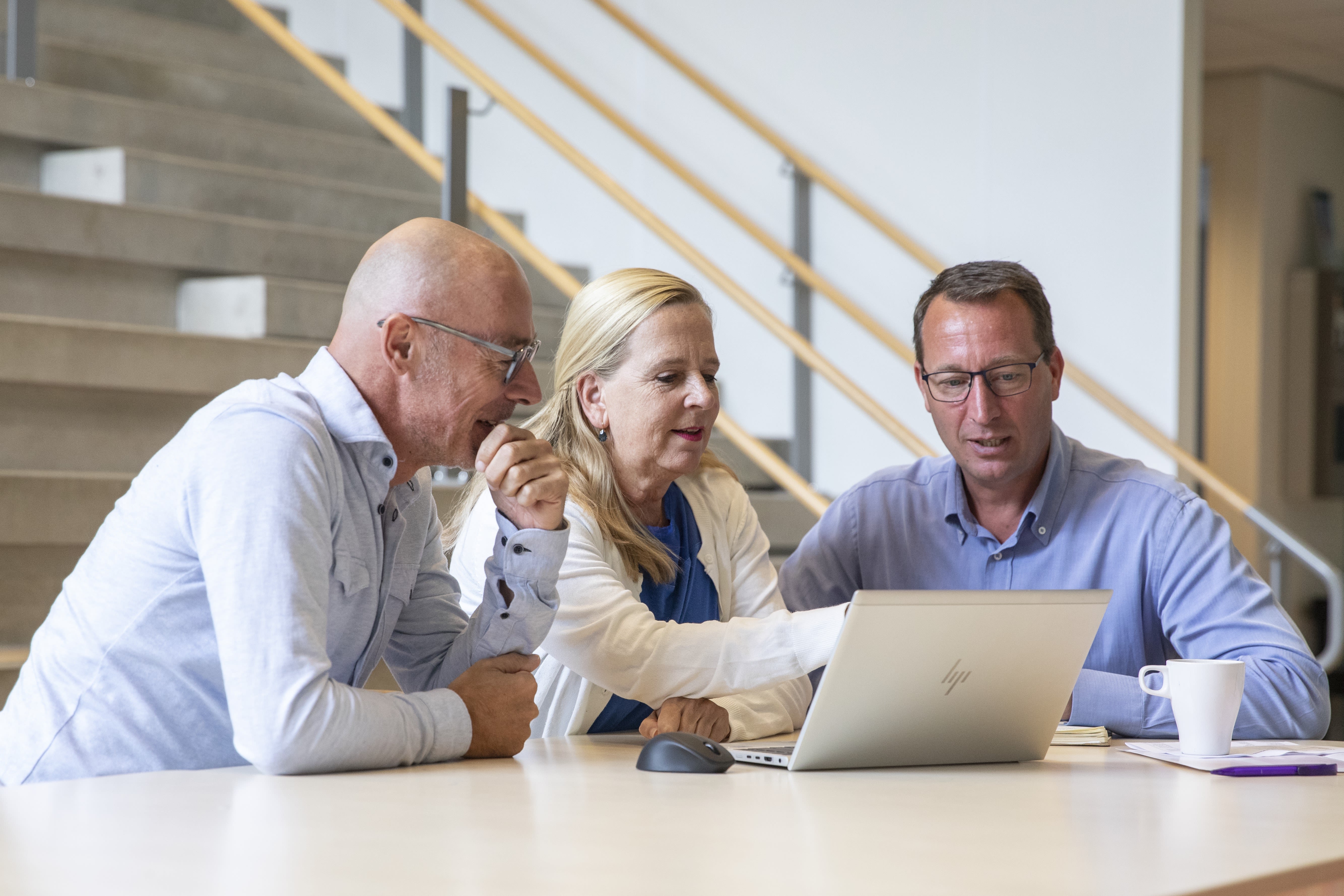 3 schoolleiders met elkaar in gesprek over hun onderwijsregio
