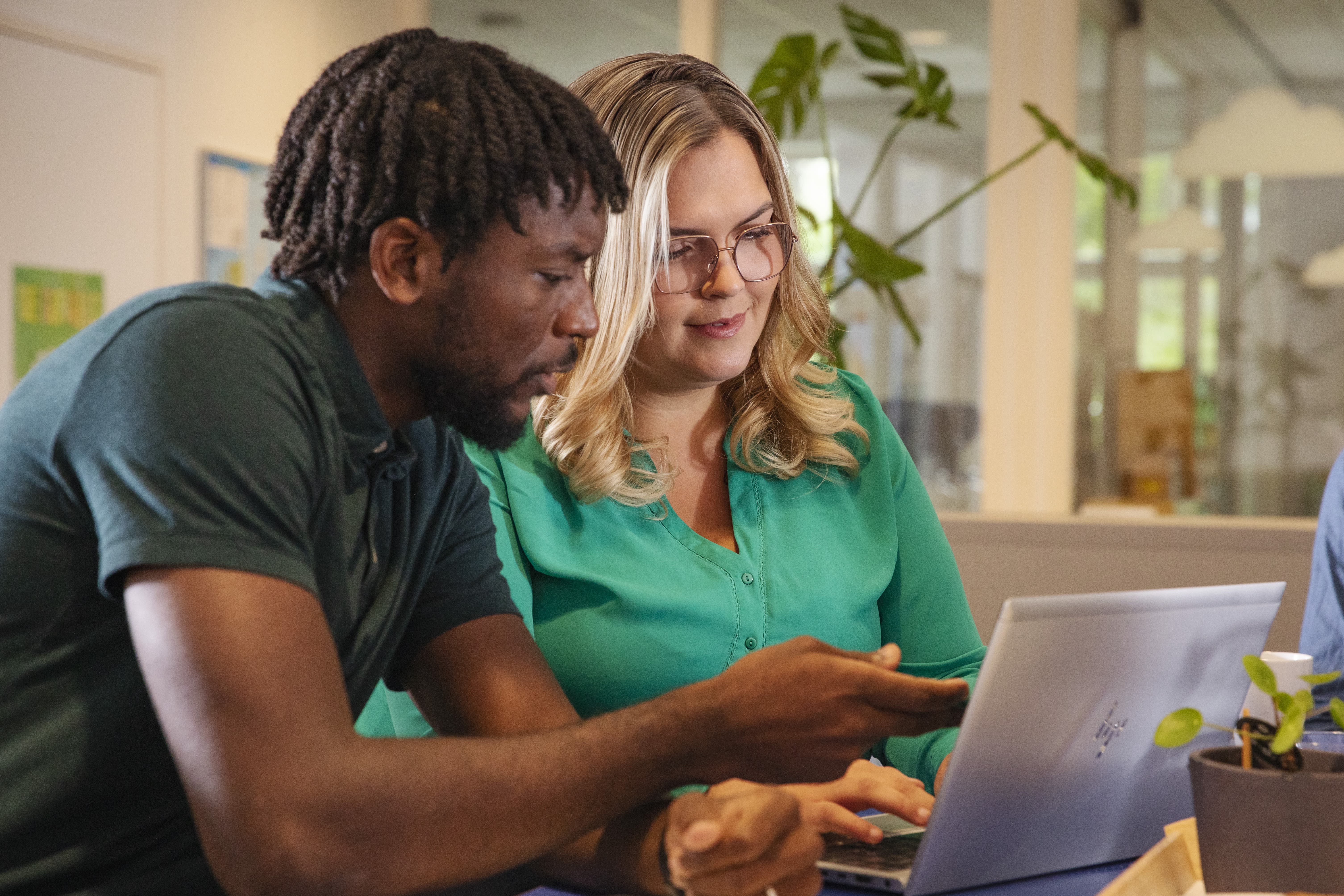 Twee leerkrachten achter een laptop
