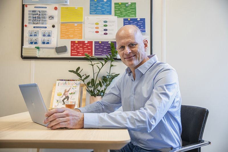 Bestuurder zit achter laptop aan bureau