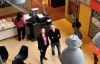 Tamara Baron en Tom Verbeek van bovenaf te zien in een schoolomgeving
