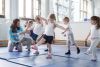 juf met kindjes in de gymzaal