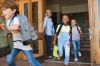 Kinderen rennen uit school