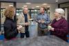2 mannen en 2 vrouwen met elkaar in gesprek