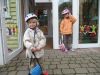 Kinderen met helm op schoolplein