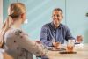 Twee medewerkers op school in dialoog