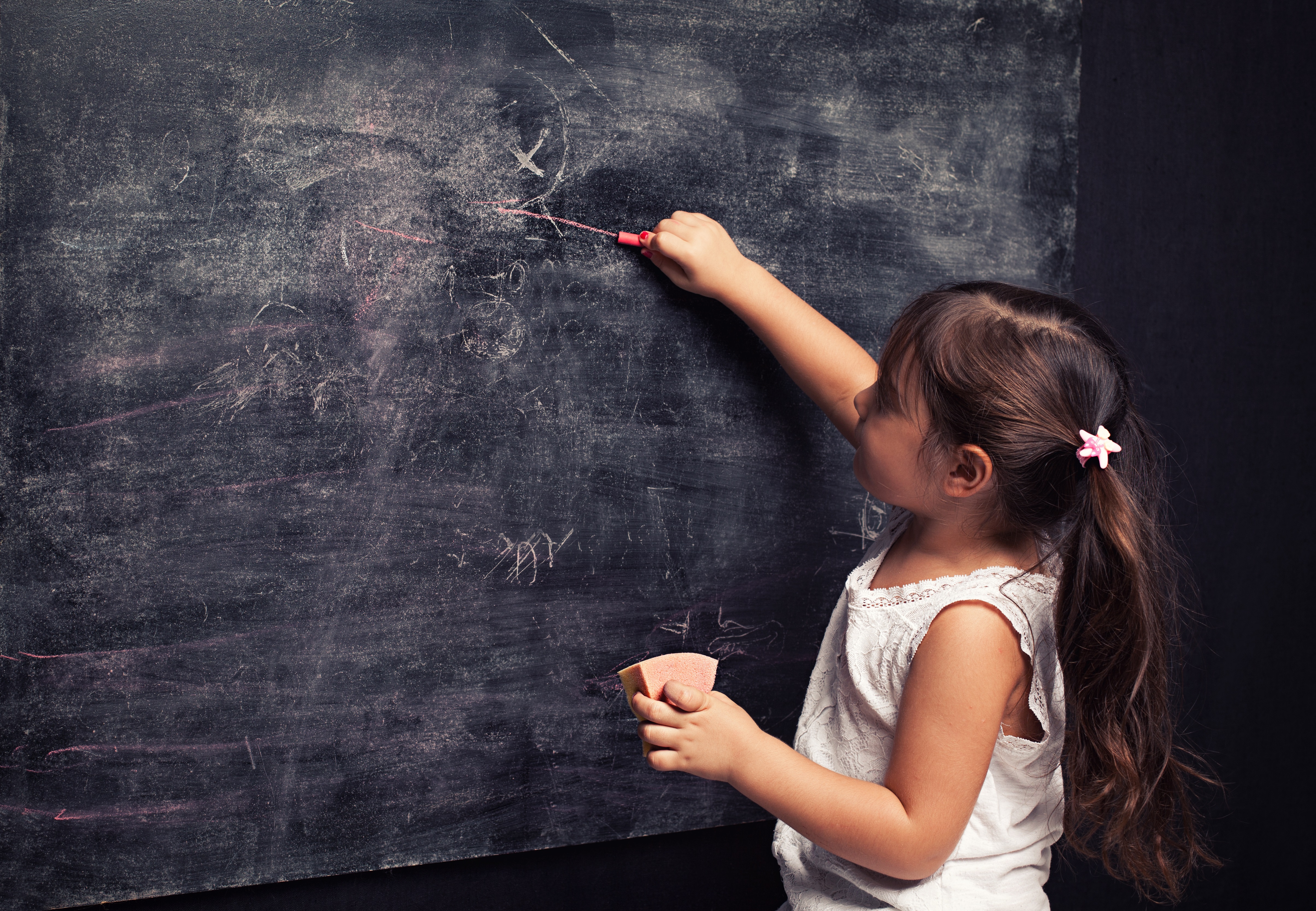 Meisje voor krijtbord