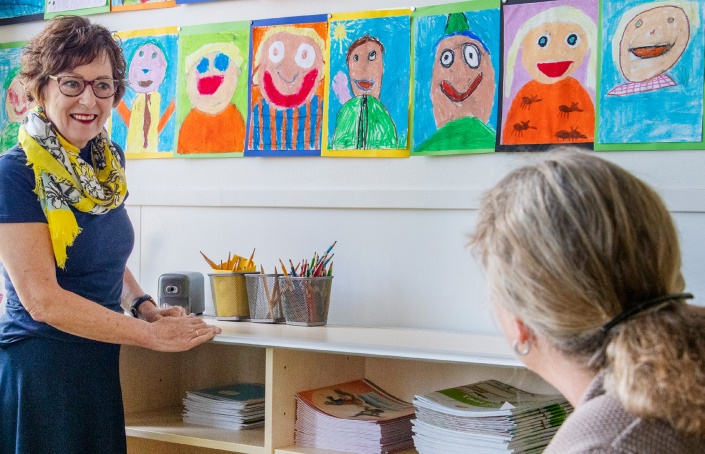 ria van der velde in de klas met de directeur