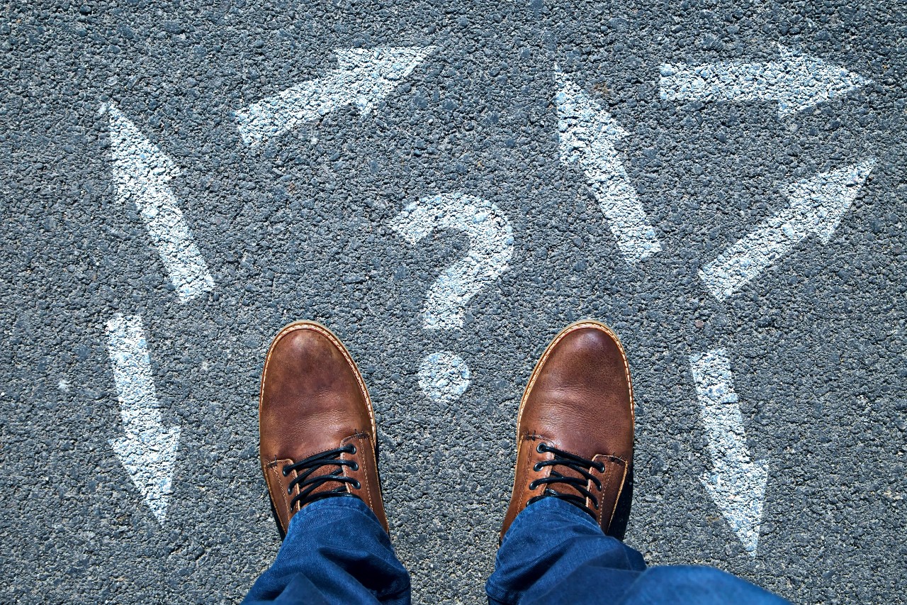 figuratieve foto die persoon uitbeeldt die op zoek gaat naar nieuw werk