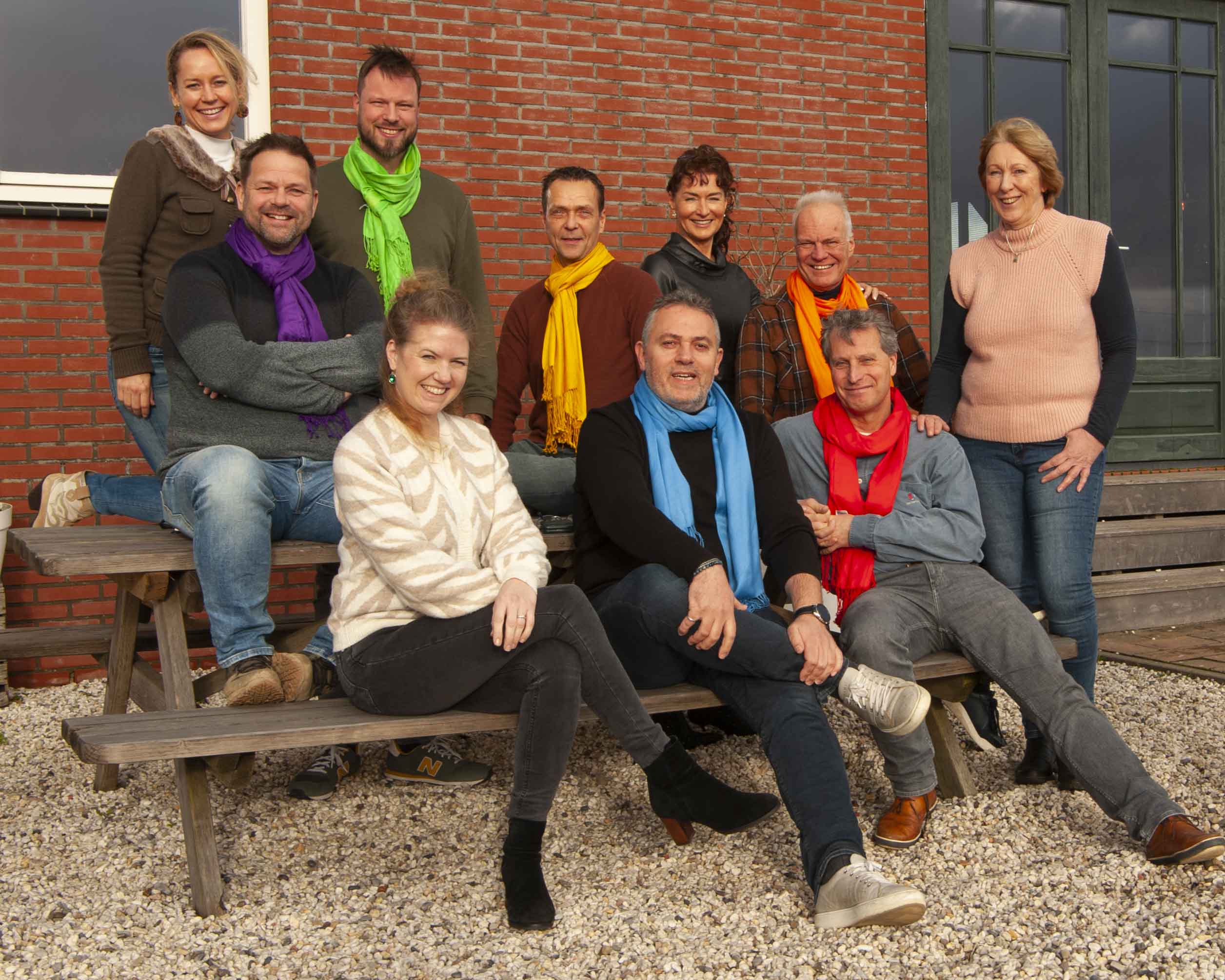 groep schoolleiders met kleurensjaals praten over hun drijfveren en die van hun team