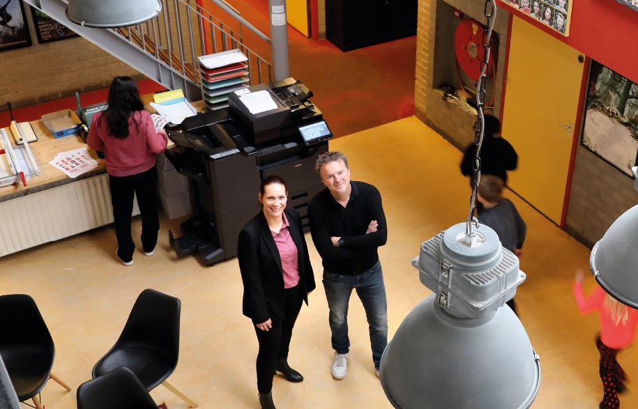 tamara baron en tom verbeek van bovenaf te zien in een schoolomgeving