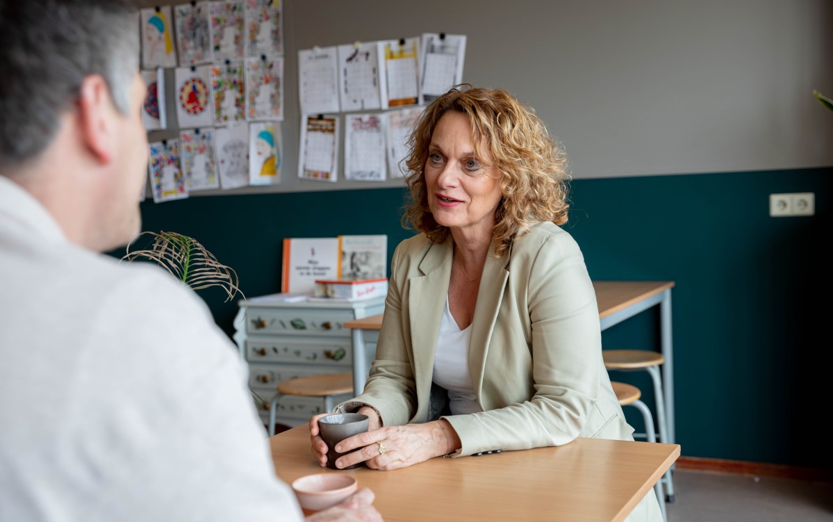 zij-instromers grienette en patrick met elkaar in gesprek