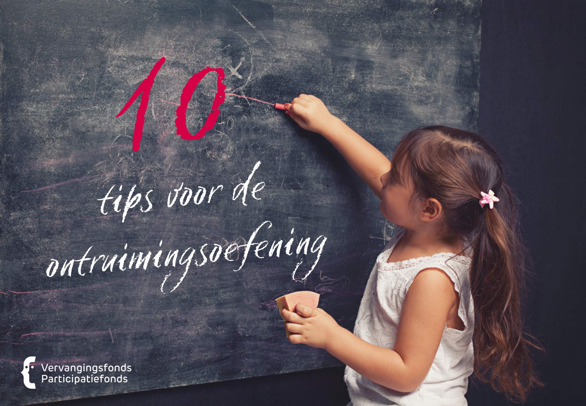meisje schrijft op een zwart schoolbord de tekst: 10 tips voor de ontruimingsoefening