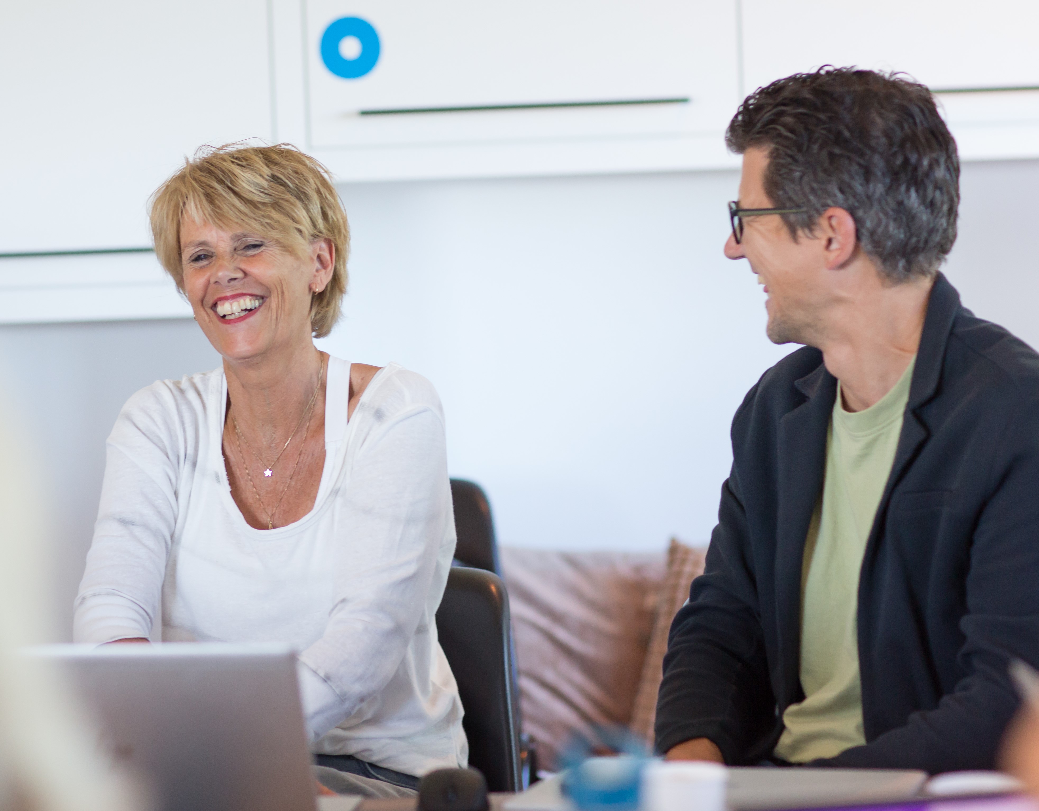 een man en vrouw die met elkaar een goed en prettig gesprek voeren