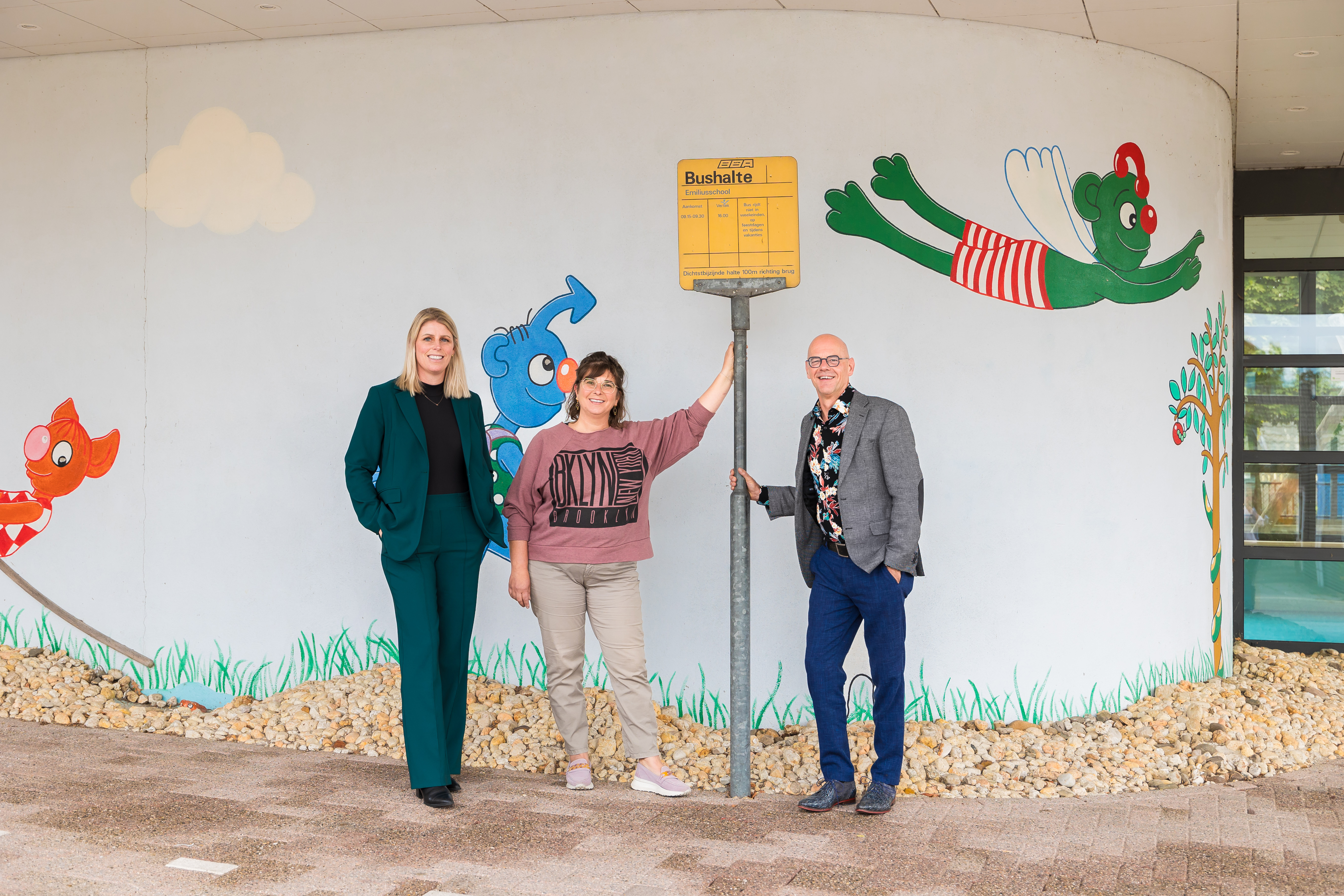 docenten die voor een school staan