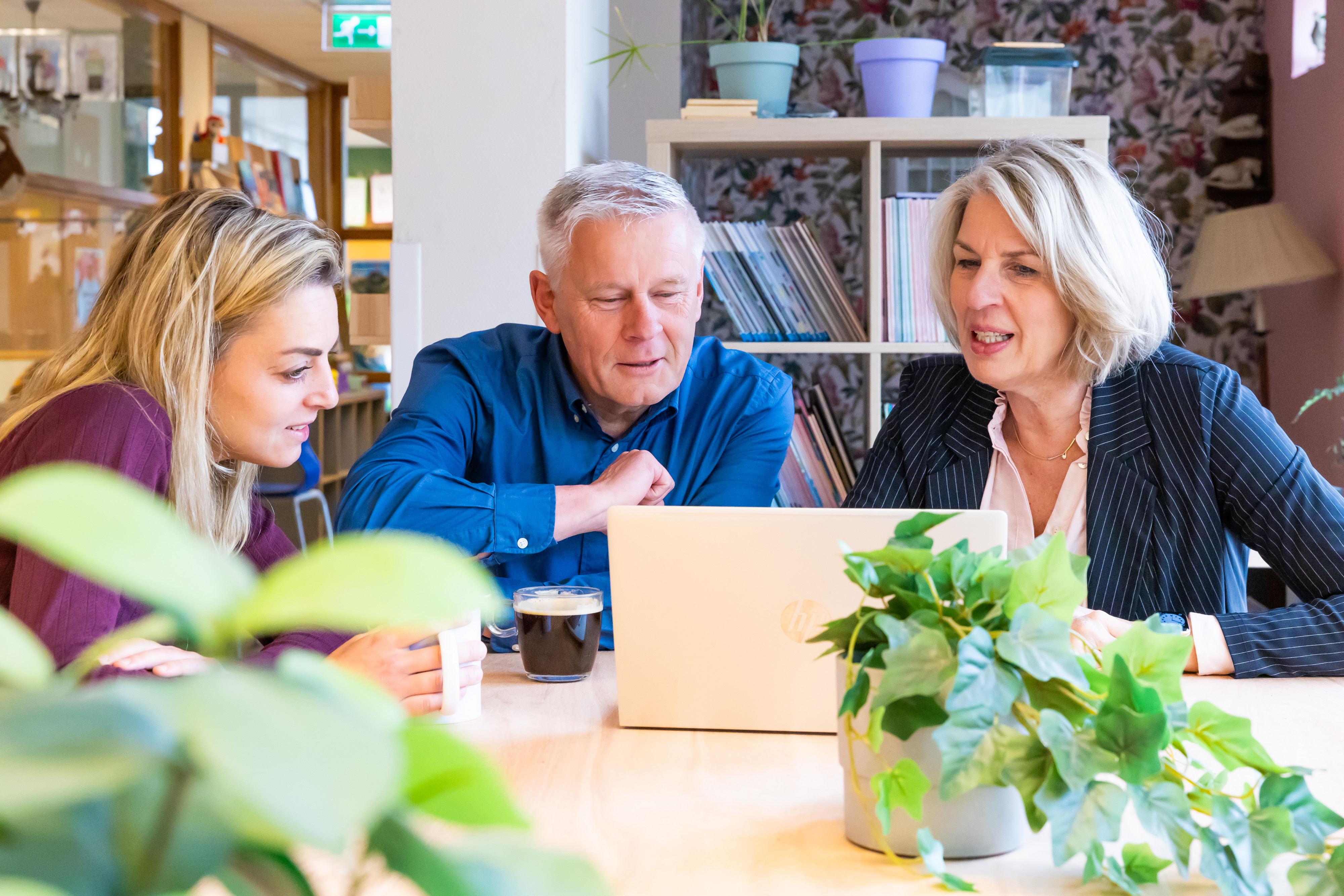 adviseur vfpf kijkt met bestuurder en hr-adviseur naar data op scherm