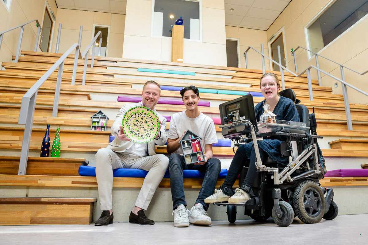 directeur en 2 leerlingen van mytylschool