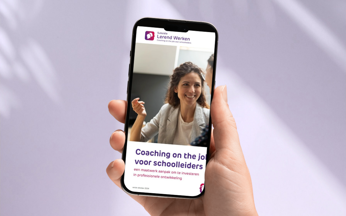een hand houdt ene telefoon vast met daarop de vorokant van de folder subsidie lerend werken