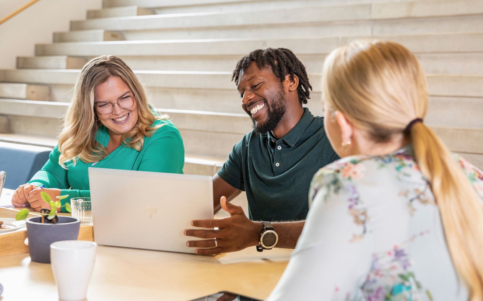 drie schoolleiders met elkaar om de tafel om de inzichten uit de scans te bespreken