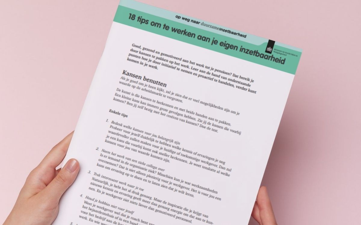 vrouw houdt document vast dat gaat over het werken aan je inzetbaarheid
