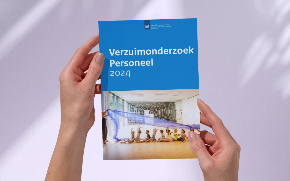 2 handen houden het rapport verzuimonderzoek personeel 2024 vast