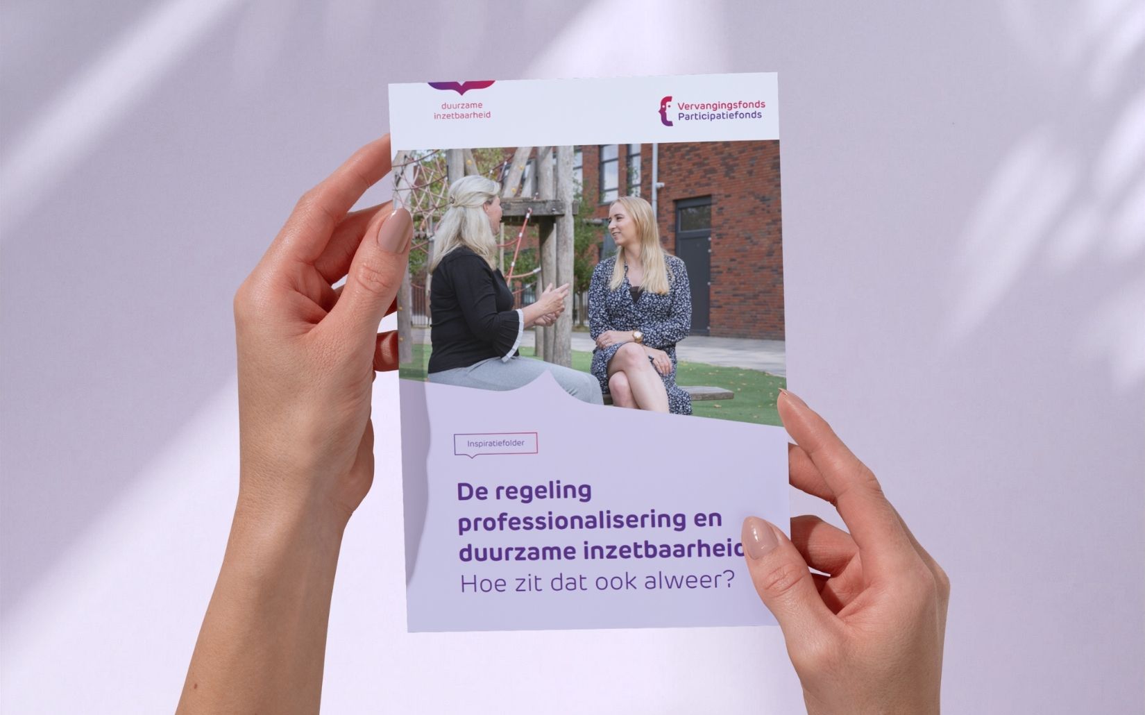 vrouw houdt inspiratiefolder vast regeling professionalisering en duurzame inzetbaarheid