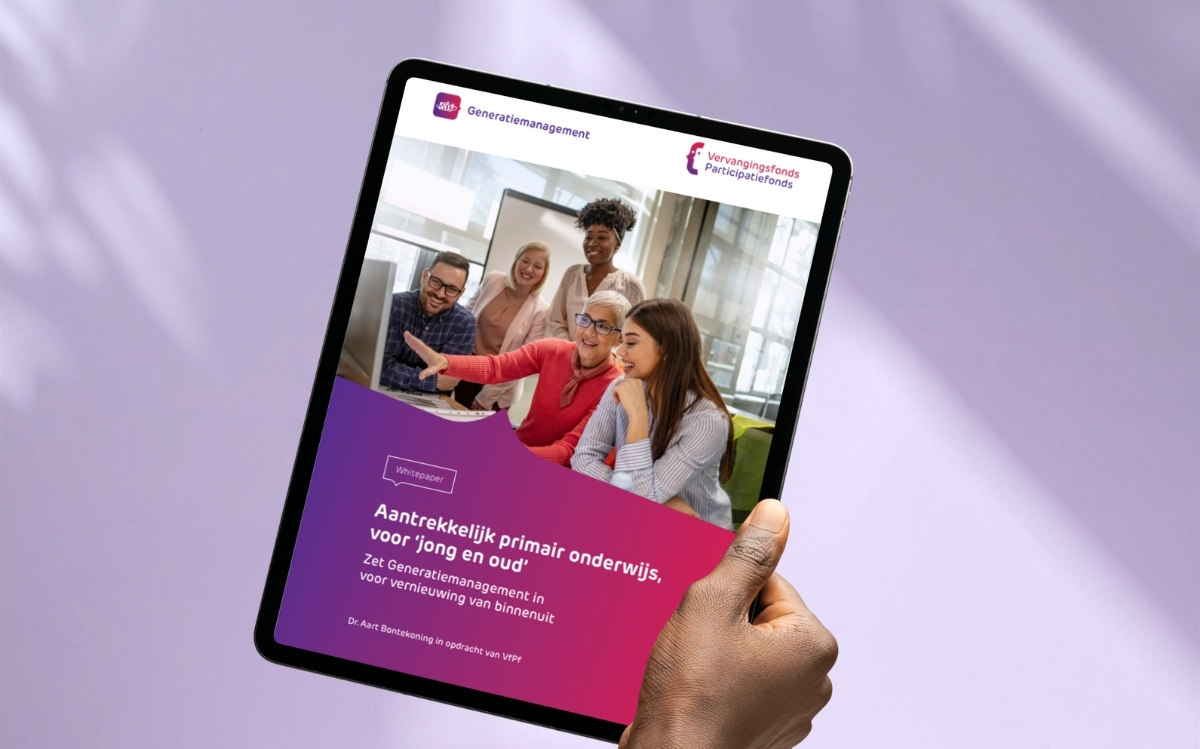 hr-adviseur houdt de ipad vast en leest daarop de whitepaper over generatiemanagement van aart bontekoning