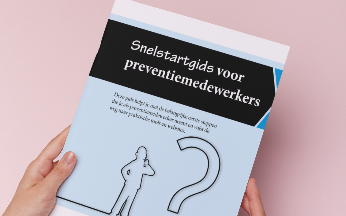 mockup van twee handen die een pagina vasthouden