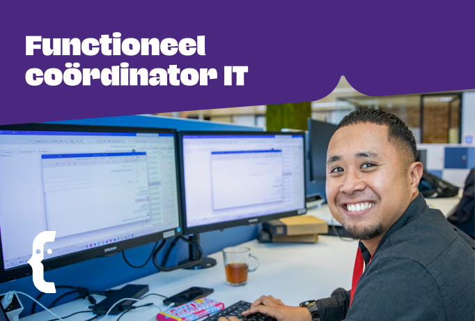 jongeman lachend aan het werk achter 2 beeldschermen