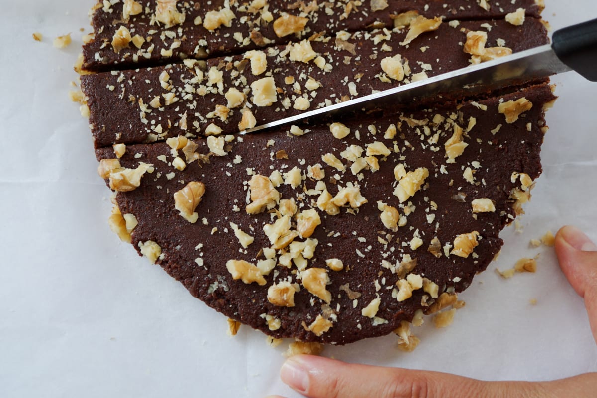 cutting the brownies mixture