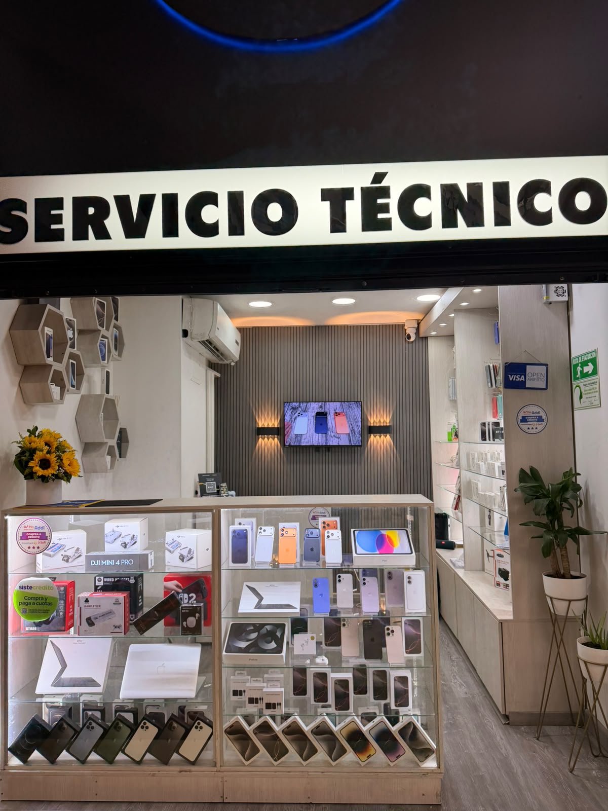 Fachada y espacio físico de My Cell Market en Medellín