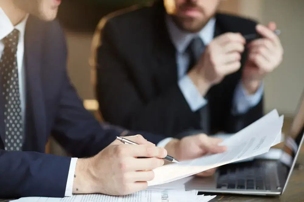 Profesionales revisando documentos de negocio