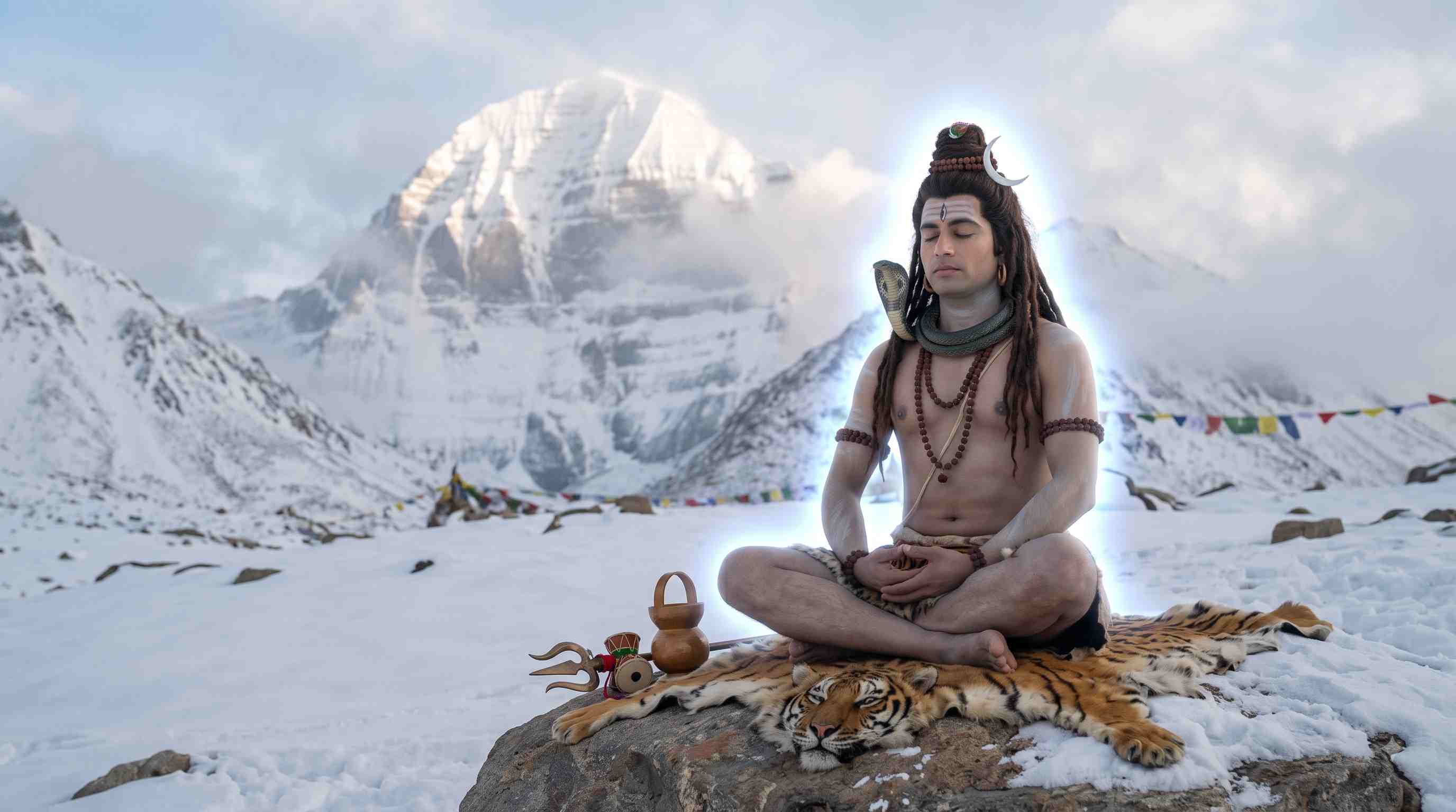 कैलाश पर्वत पर गहरे ध्यान में भगवान शिव एक चमकती आभा से घिरे हुए हैं
