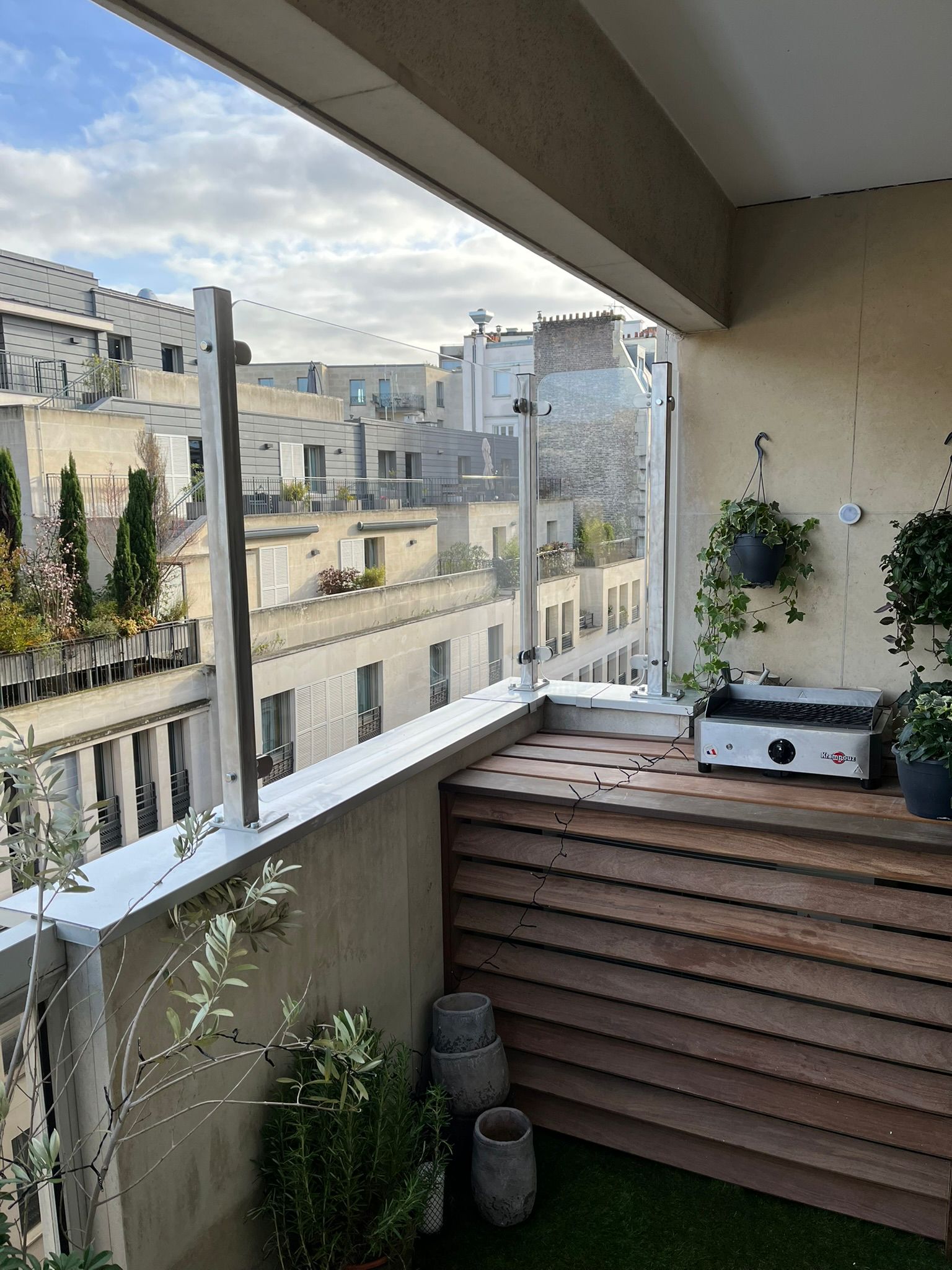 Balcon d'appartement sécurisé par une protection transparente en plexiglas, Île-de-France